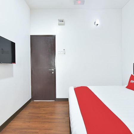Oyo 90869 Hotel Madeena Inn Sepang Eksteriør billede