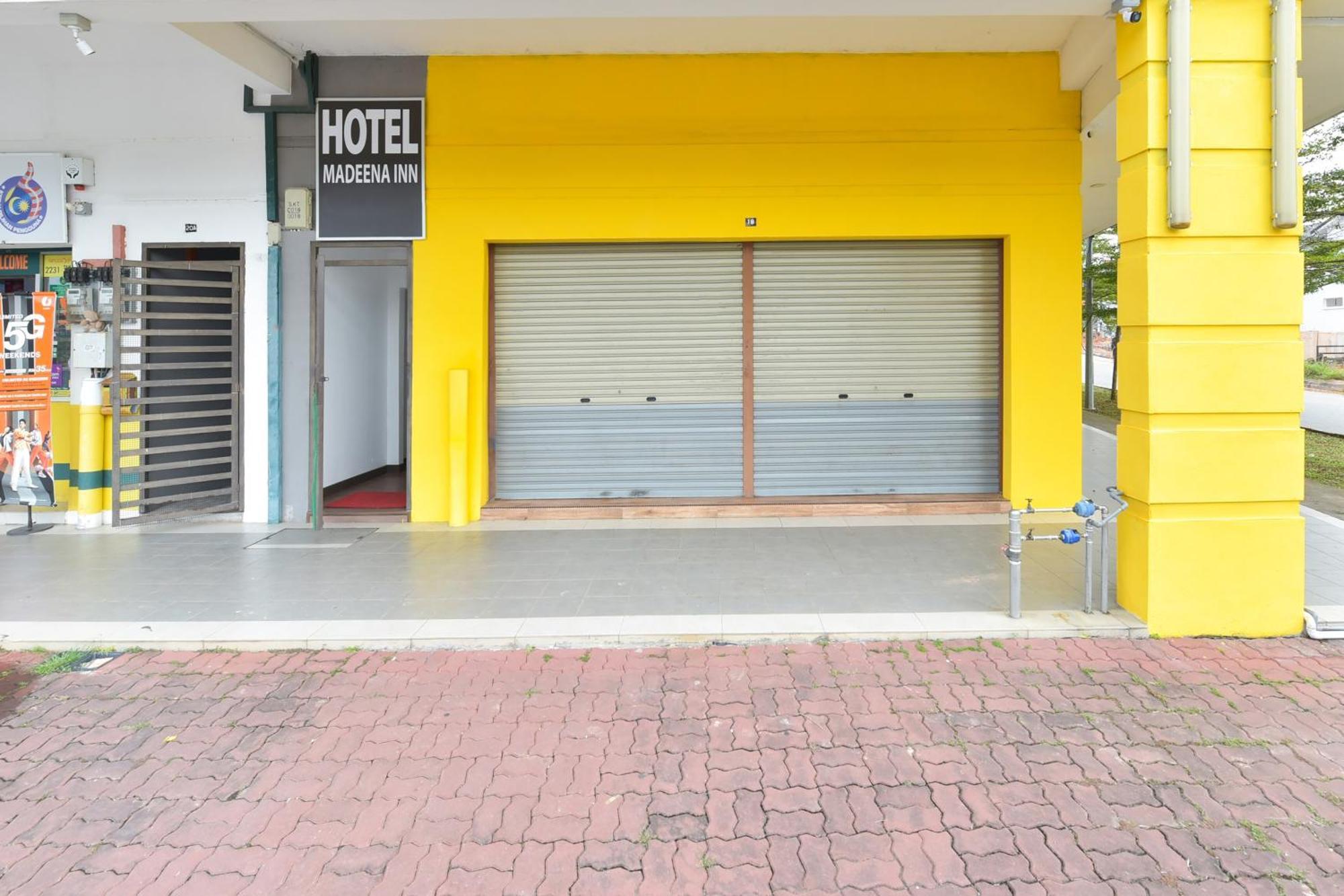 Oyo 90869 Hotel Madeena Inn Sepang Eksteriør billede